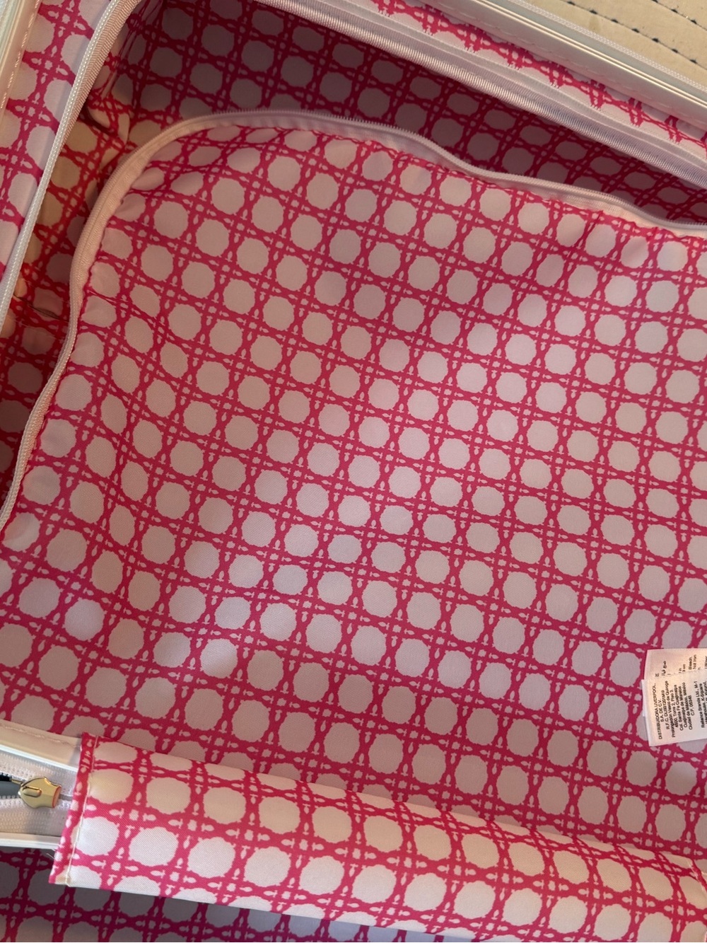 Lilly Pulitzer ‘Happy as a Clam’ Hard-Shell Spinner Carry-On Luggage in Pastel - Picture 7 of 8